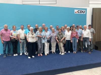 Foto 1: im Bundestag mit MdB Ellen Demuth (Mitte).

Bildquelle: CDU Ortsverband Rheinbreitbach