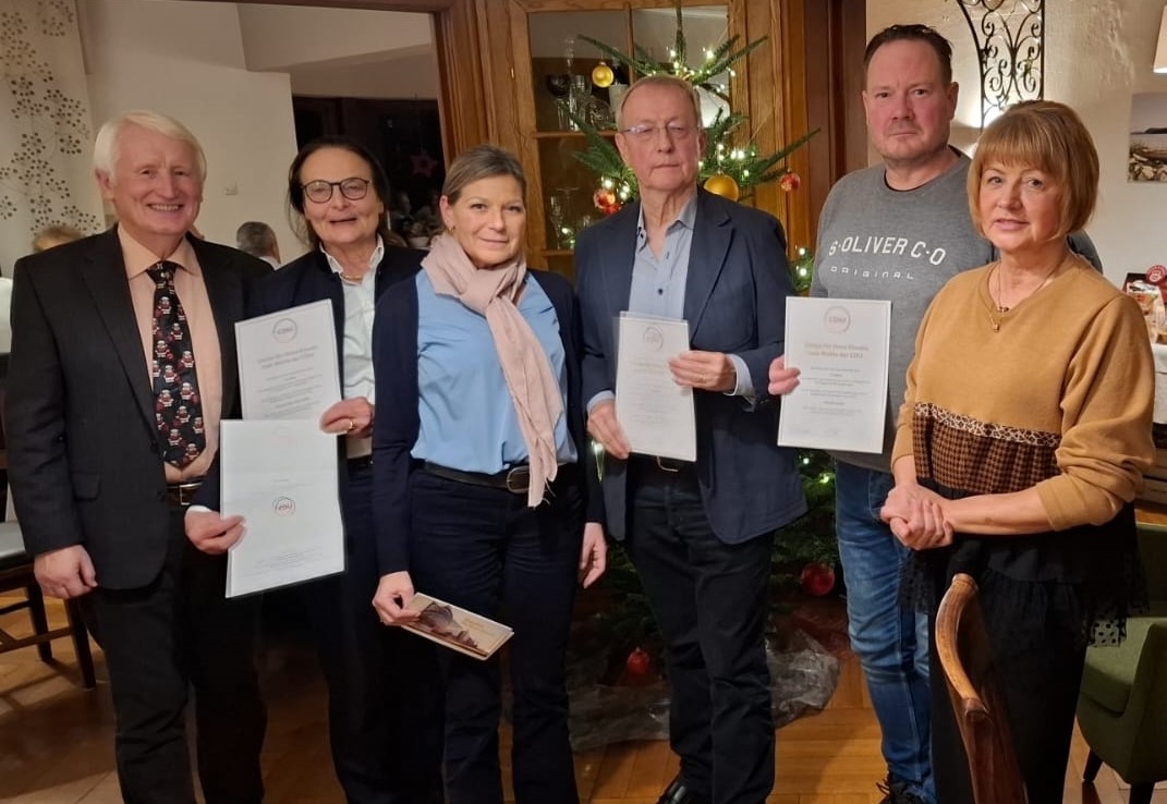 Der Rheinbreitbacher CDU-Vorsitzende Dr. Heinz Schmitz (links) und die Mitgliederbeauftragte Petra Baumann-Kreft (rechts) ehrten bei der CDU-Weihnachtsfeier langjhrige Mitglieder.
Foto: Peter Lohr