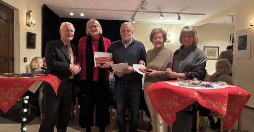 Die Rheinbreitbacher Christdemokraten ehrten bei ihrer Weihnachtsfeier verdiente Mitglieder f�r langj�hriges Engagement. Parteichef Dr. Heinz Schmitz, Ulrike Jossen, Josef Schneider, Anny Baumann und die Mitgliederbeauftragte Petra Baumann-Kreft. (Foto: A