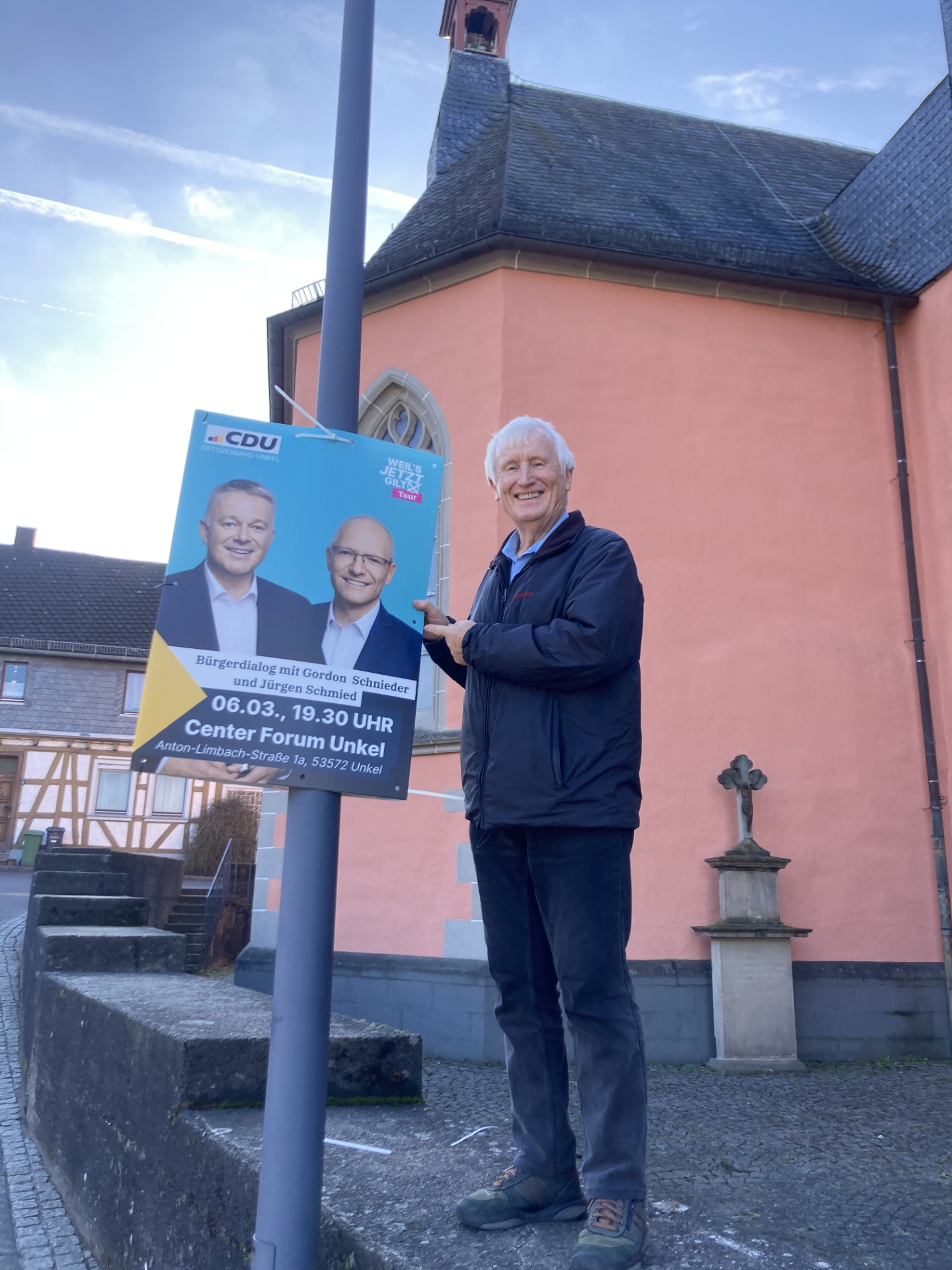 Bild: Der Ortsvorsitzende Dr. Heinz Schmitz wirbt f�r den B�rgerdialog